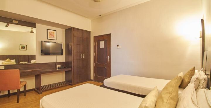 Hotel Pinnacle Ahmedabad Exterior photo
