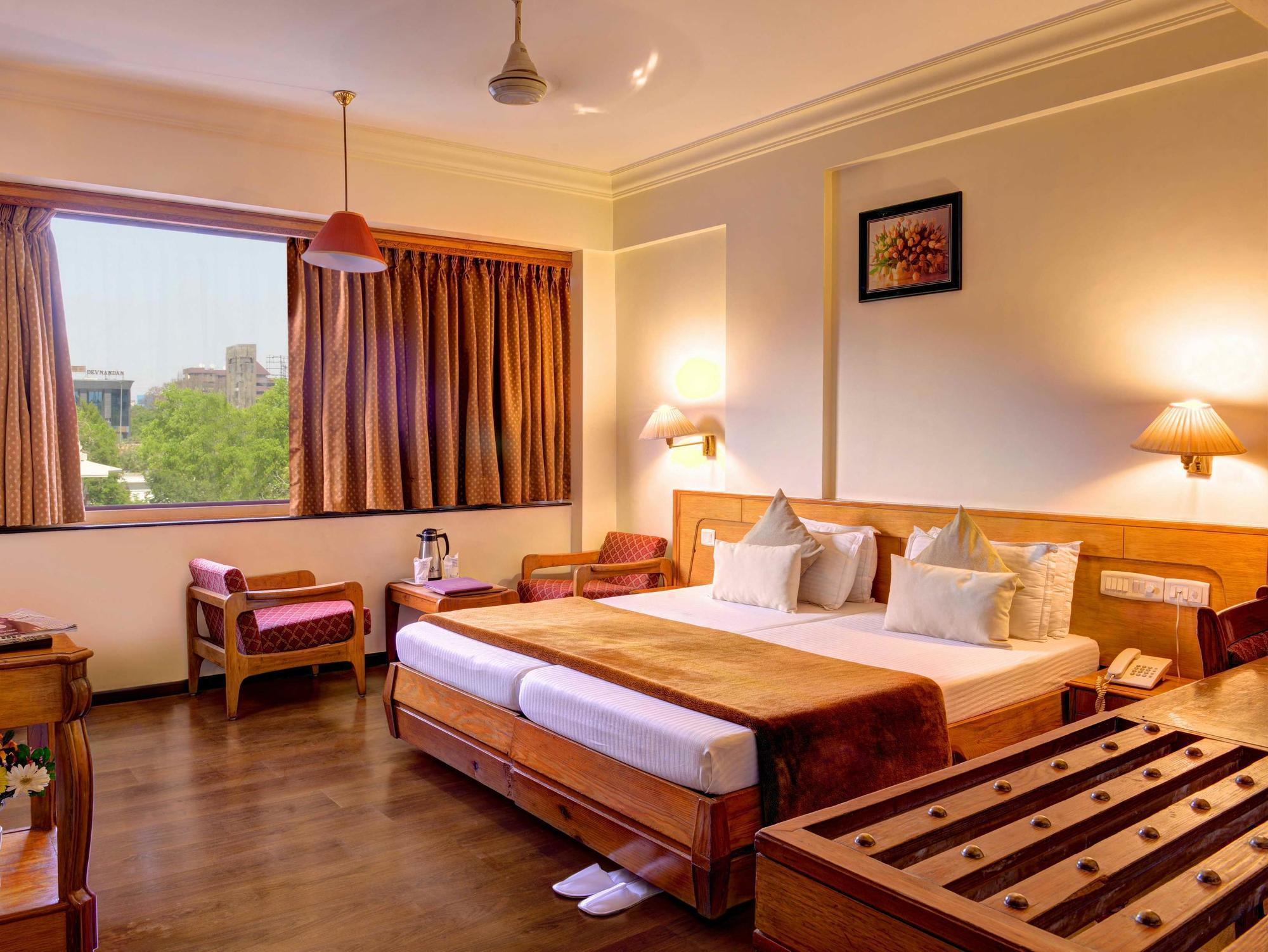 Hotel Pinnacle Ahmedabad Exterior photo